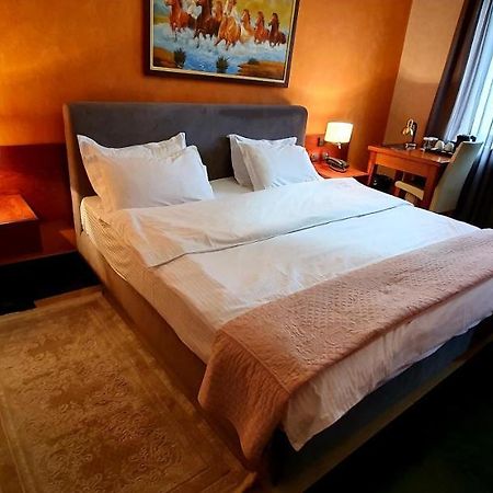 Nov Hotel Tiranë Ngoại thất bức ảnh