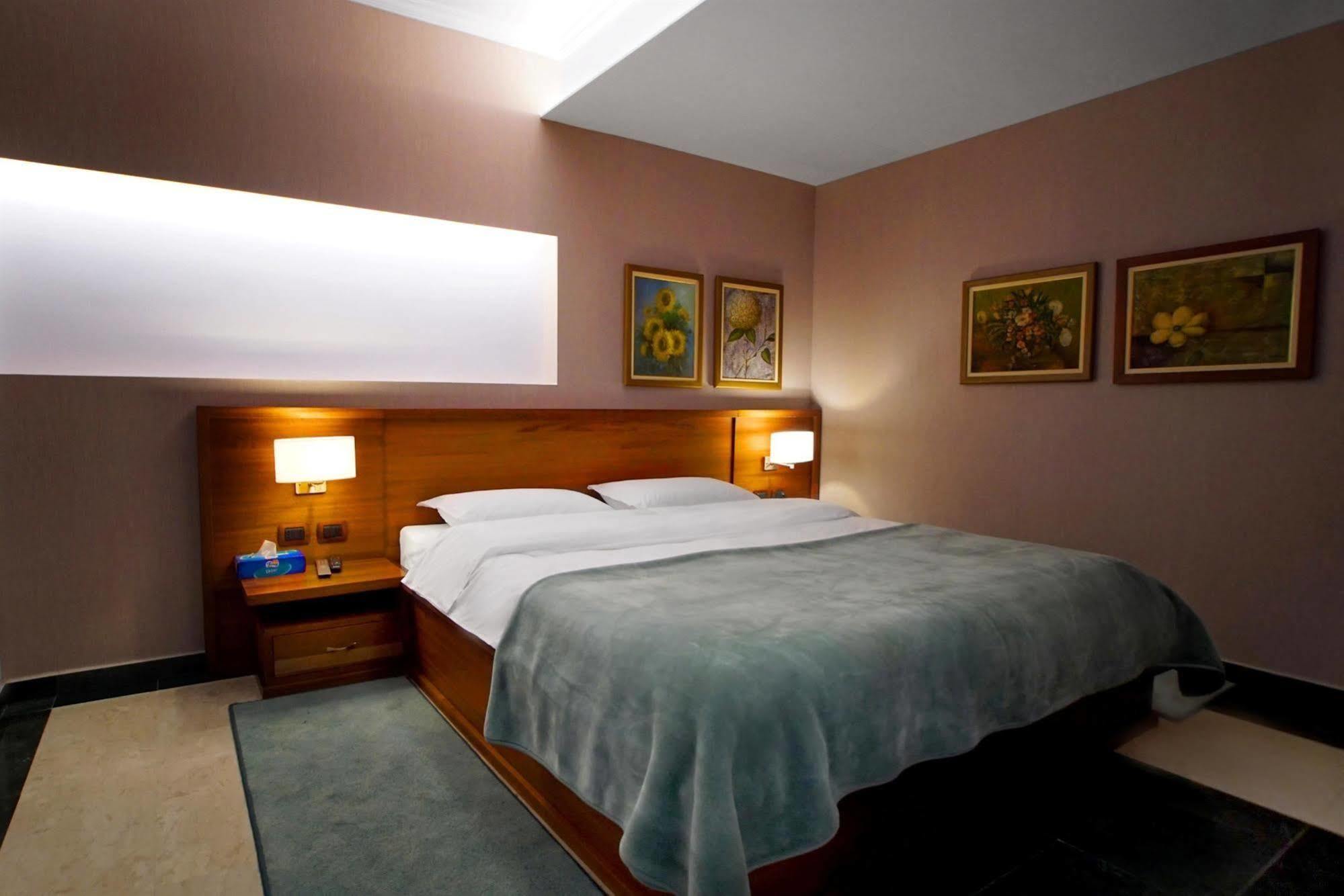 Nov Hotel Tiranë Ngoại thất bức ảnh