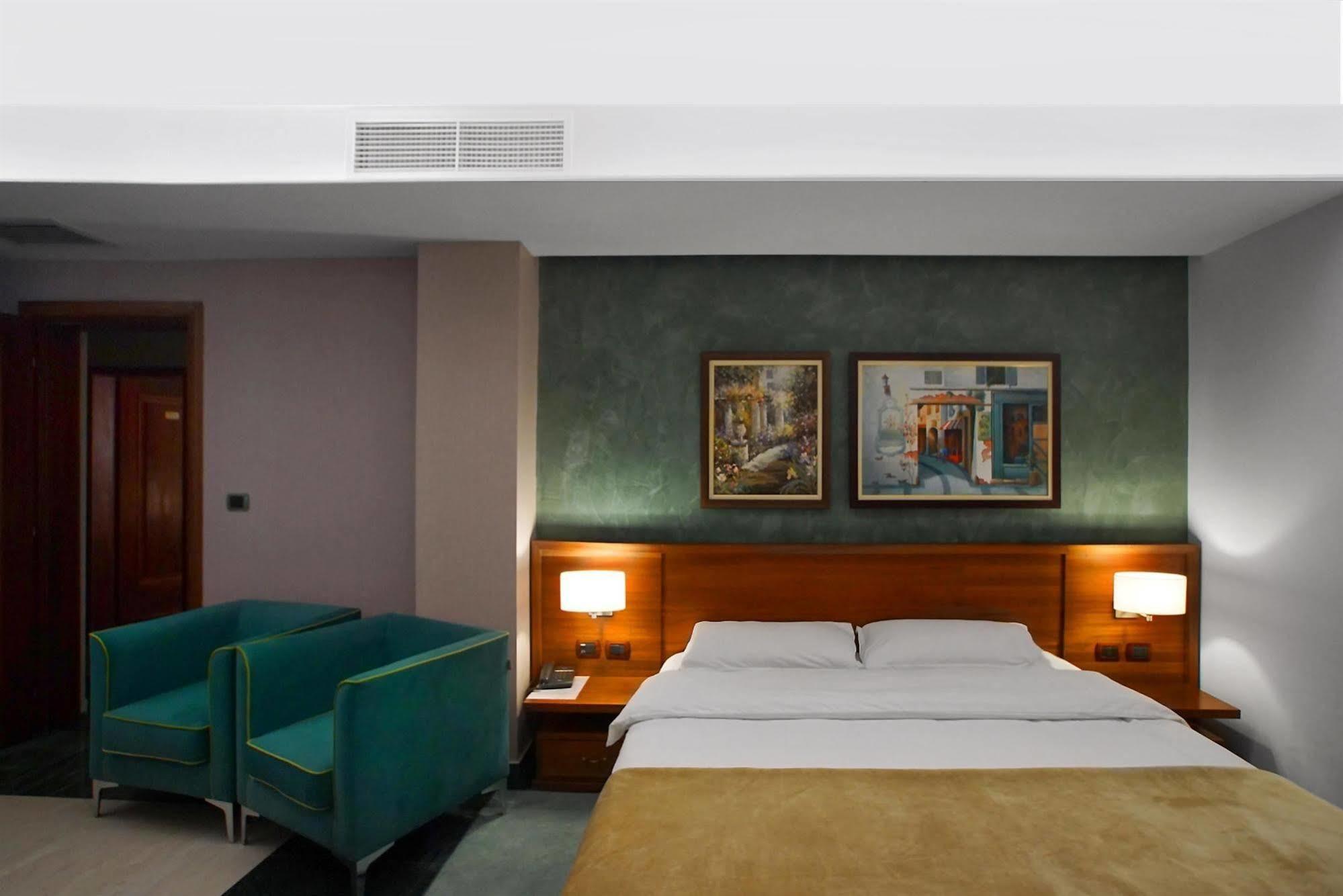 Nov Hotel Tiranë Ngoại thất bức ảnh