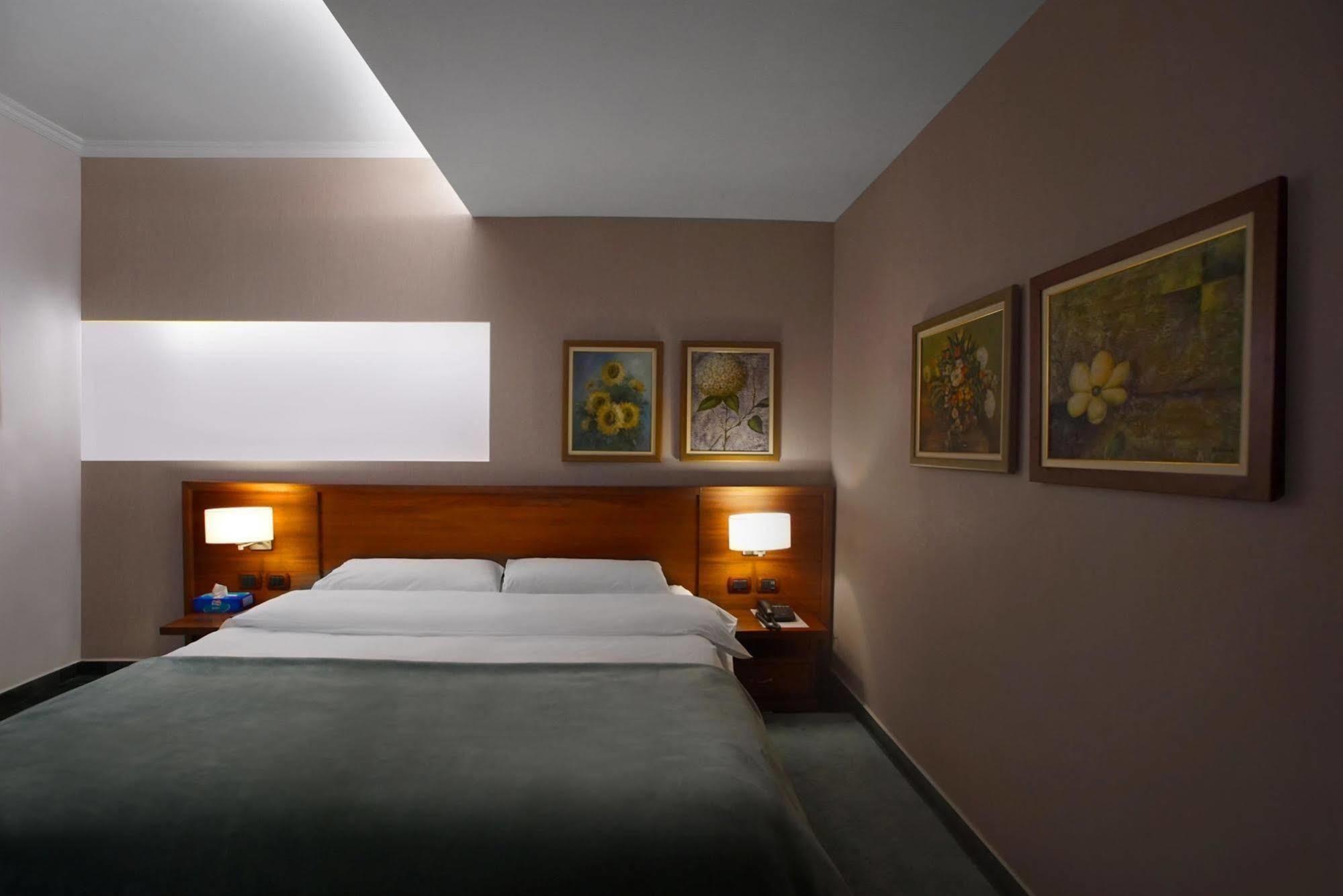 Nov Hotel Tiranë Ngoại thất bức ảnh