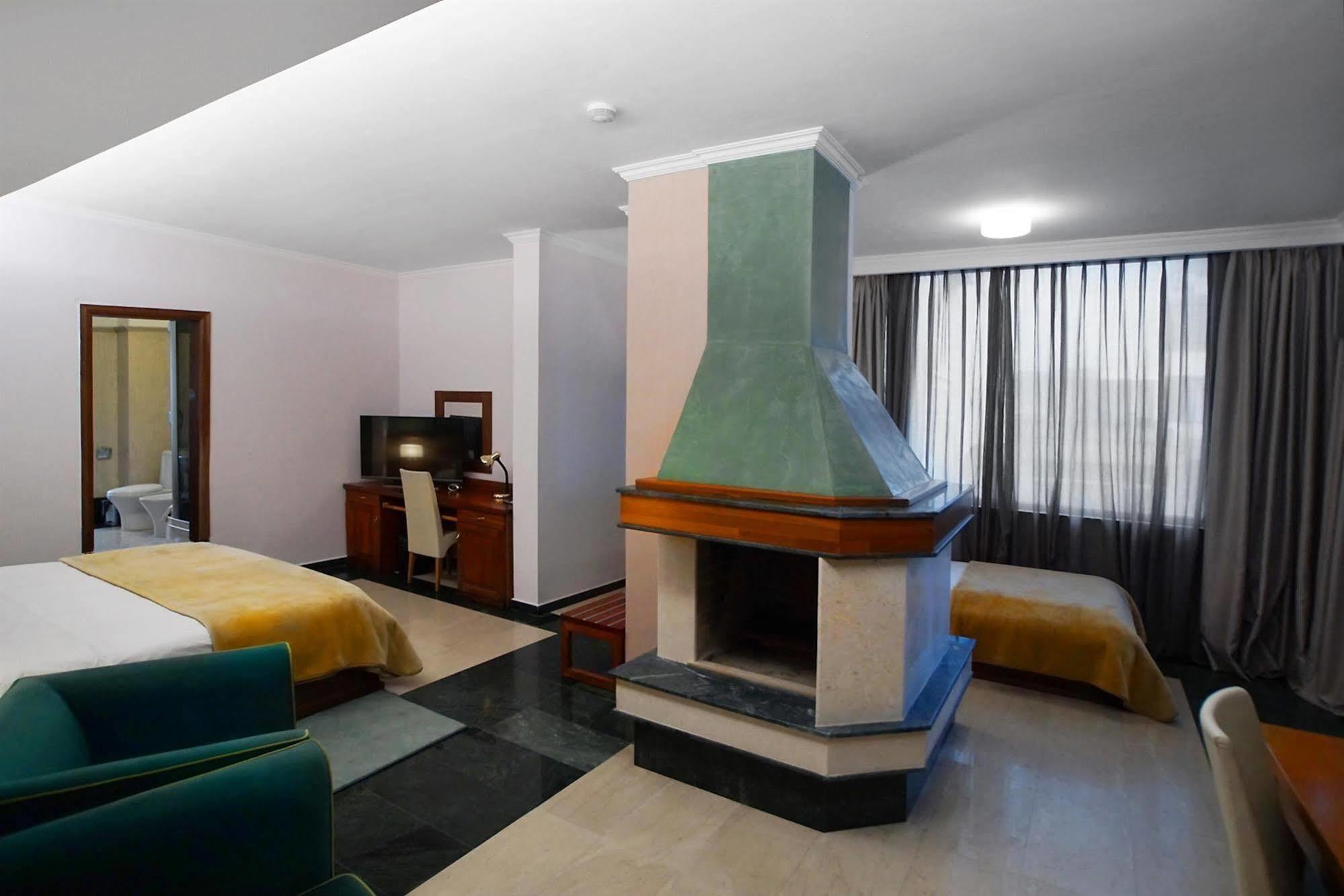 Nov Hotel Tiranë Ngoại thất bức ảnh