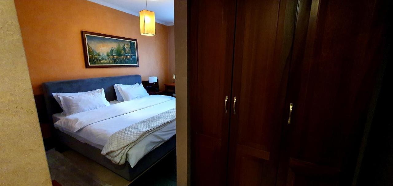 Nov Hotel Tiranë Ngoại thất bức ảnh