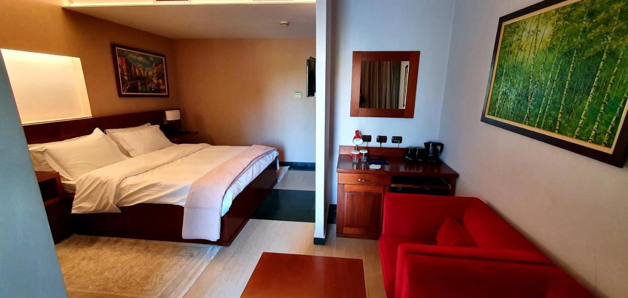 Nov Hotel Tiranë Ngoại thất bức ảnh
