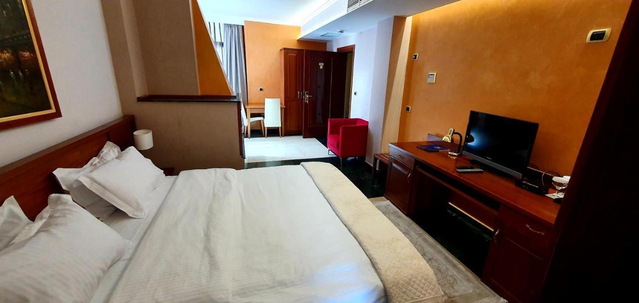 Nov Hotel Tiranë Ngoại thất bức ảnh