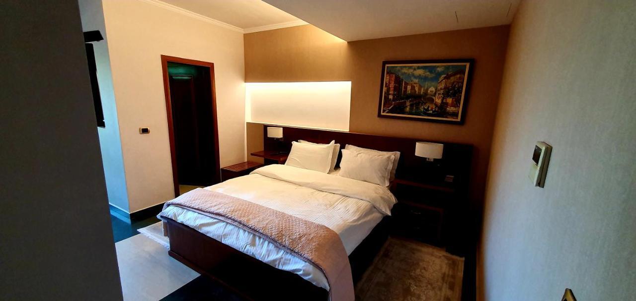 Nov Hotel Tiranë Ngoại thất bức ảnh